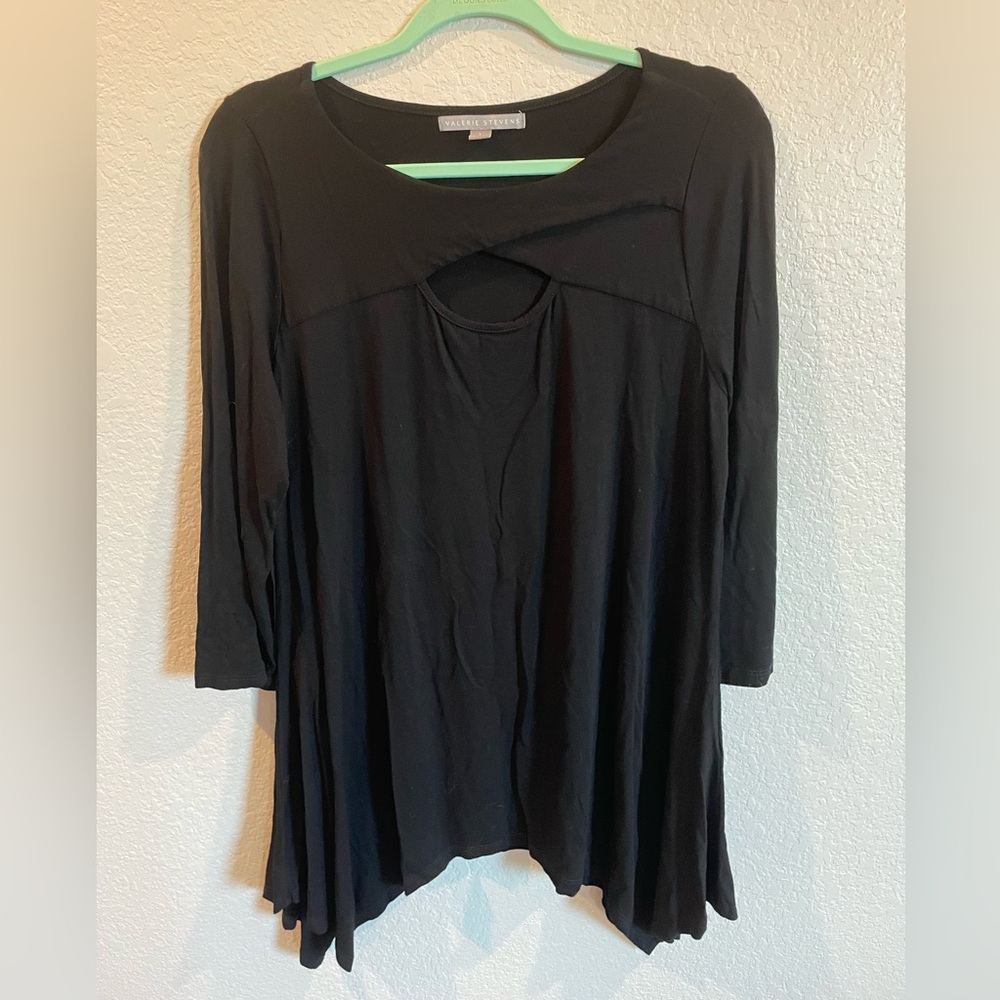 Valerie Stevens Black Keyhole Tunic Top